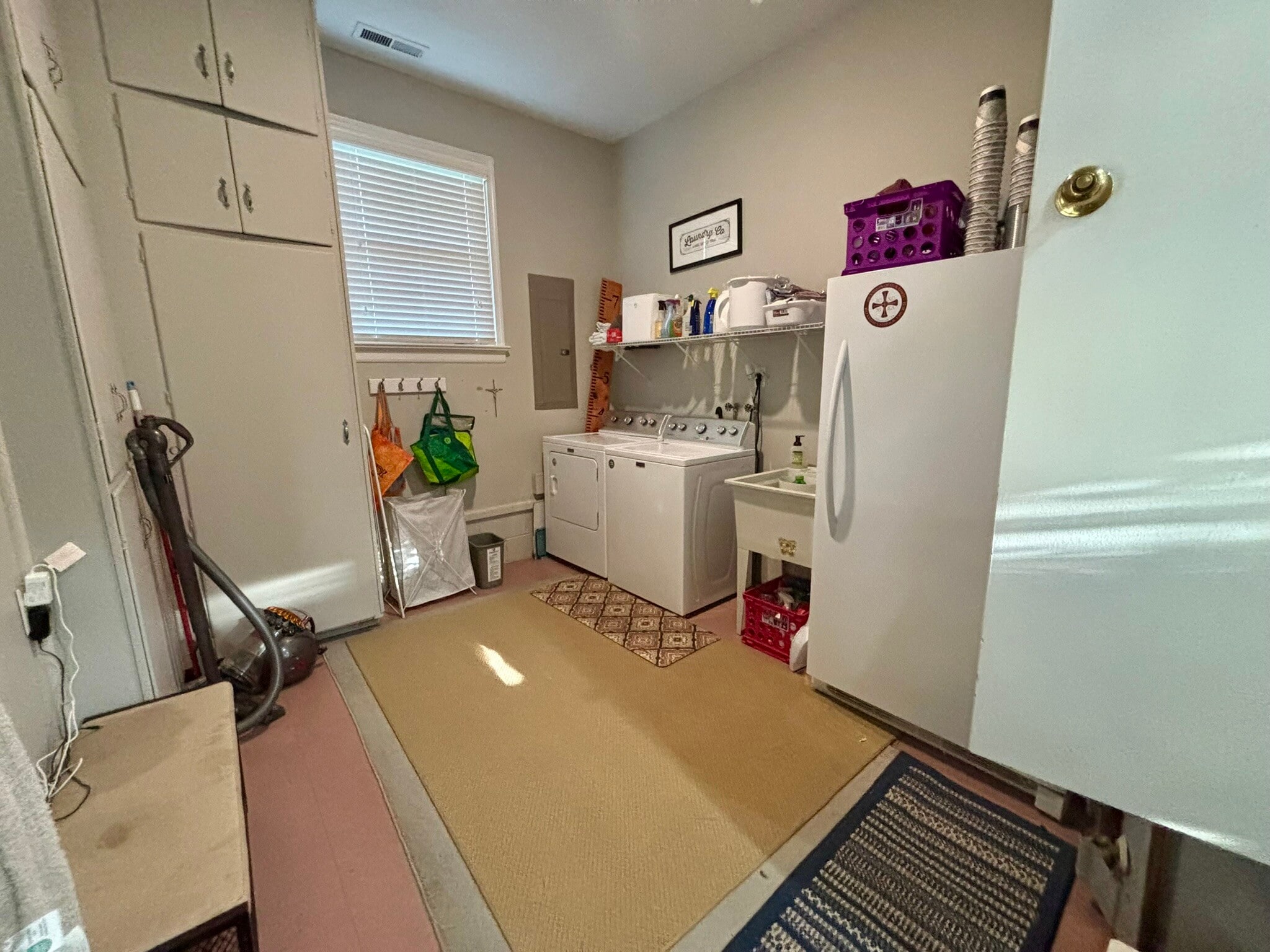 Full size washer/dryer + Freezer included - 1101 Swissvale Pl