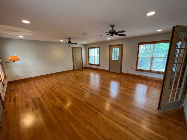 Building Photo - **RIVERFRONT 4-BEDROOM/2-BATH WITH 4-CAR GARAGE, FULL BASEMENT!!**