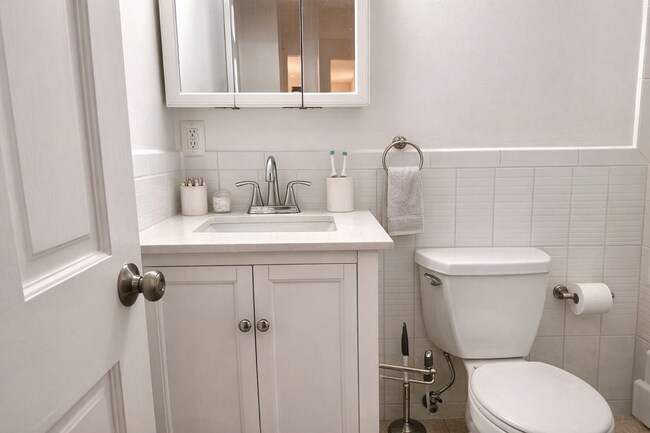 Building Photo - 166 Lake Shore Rd