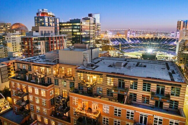 Building Photo - $3,695 - 1 Bed + Den / 1.5 Bath Condo at Parkloft Residence in Downtown San Diego