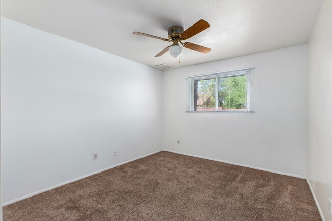 Building Photo - 4 BEDROOM, 2 BATH TEMPE HOME WITH SPACIOUS...