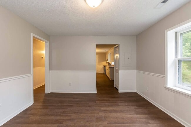 Building Photo - Three Bedroom Home!