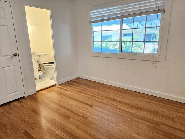 Building Photo - 3-Beds, 1.5-Bath Apartment with One tandem driveway parking space.