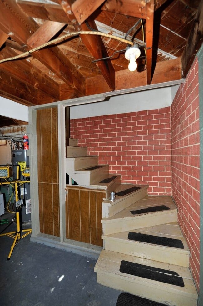 Building Photo - Charming 2 bed 1 bath bungalow with 2nd living room