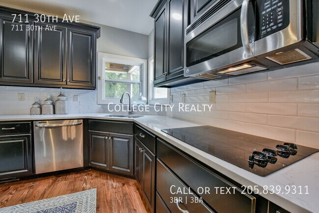 Building Photo - 711 30th Ave