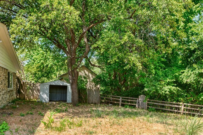 Building Photo - AVAILABLE NOW! GORGEOUS 3 BEDROOM HOME!