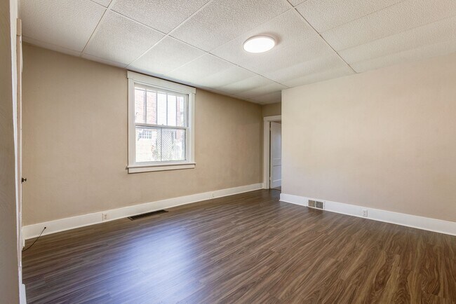 Building Photo - AVAILABLE APRIL 2026