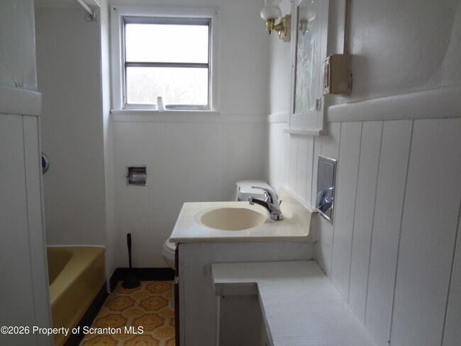 Building Photo - 52 Center St