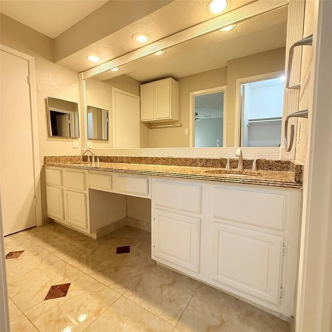 Building Photo - 9398 Beechnut St