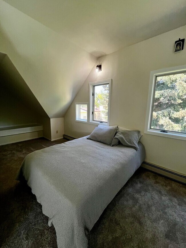 Building Photo - Executive Rental on Riverside Country Club...