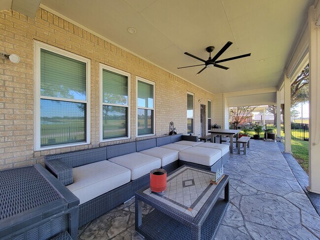 Building Photo - Welcome home to this charming 4-bedroom, 3-bathroom brick house in the desirable Stone Gate commu...