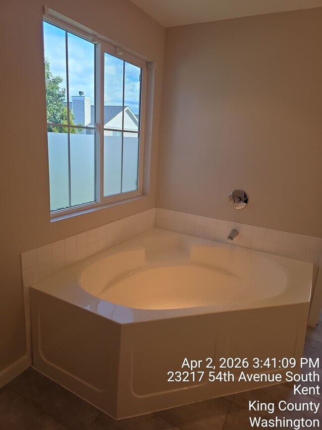 Building Photo - Kent Cypress Cove at the Lakes home - 3 bedroom 2.5 bath with 2 car garage - Available NOW.