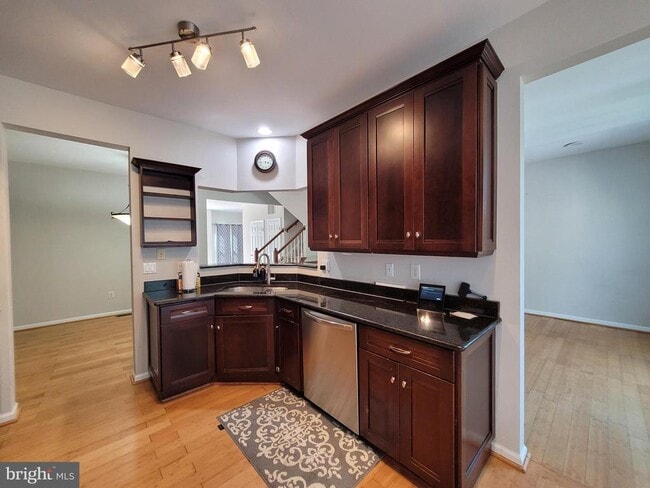 Building Photo - 10 Bridle Ct