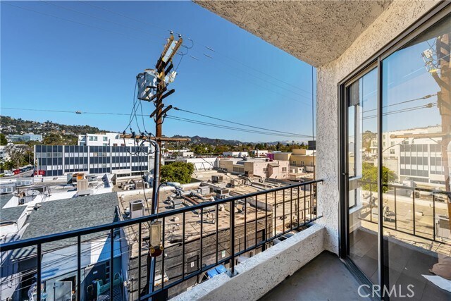 Building Photo - 660 N Sweetzer Ave