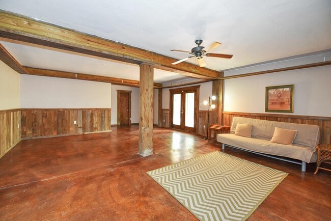 Building Photo - 226 Valmar