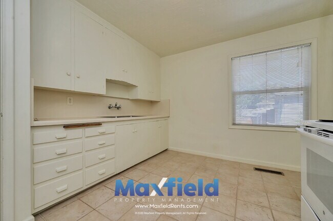 Building Photo - LEASE SPECIAL ! Sugarhouse Bungalow 2 BD 1 BA 1GA - 1500+ sq ft