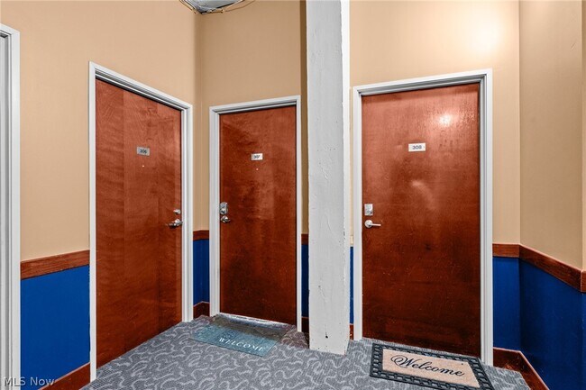 Building Photo - 1133 W 9th St