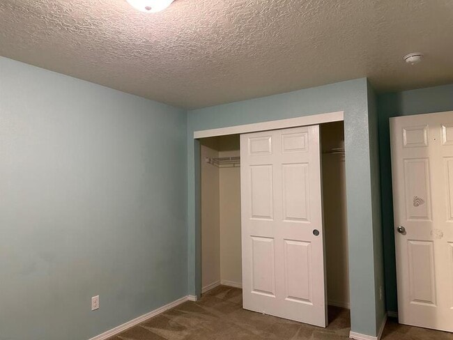 Building Photo - 6913 Owl Dr SE