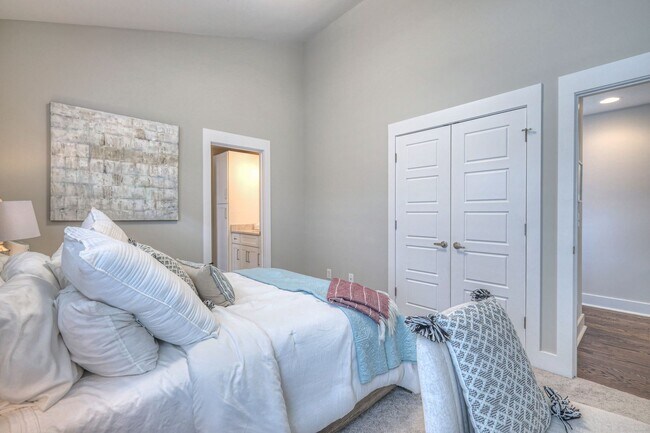 Building Photo - Luxurious 4BR Home Close to 12 South