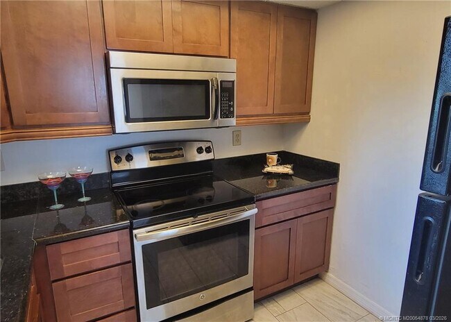 Building Photo - 1524 SE Royal Green Cir