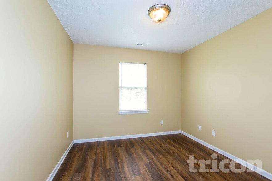 Building Photo - 2125 Sebastiani Dr