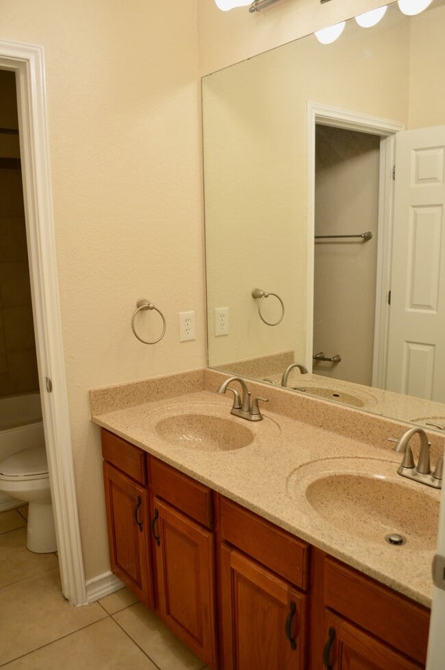 Building Photo - Rare custom stucc home 3 bed 2 bath