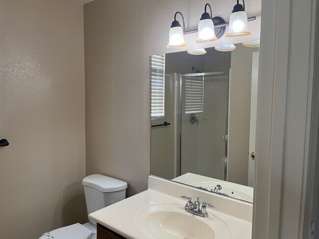 Building Photo - Gorgeous 5 bedroom, 3 bath plus Loft - Mou...