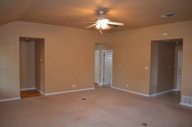 Building Photo - Fantastic 4BR/2BA in Highly Sought After Country Trails!