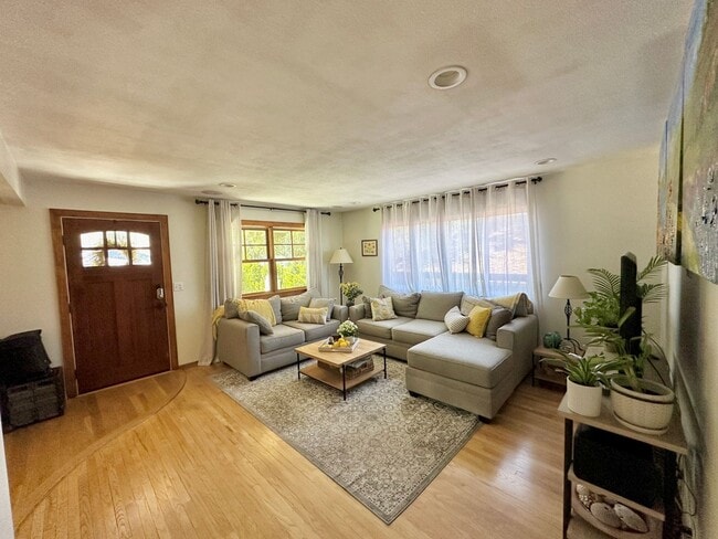 Building Photo - Charming 3 Bedroom 2 Bathroom Single Family Home Available June 5th *DO NOT DISTURB TENANT*