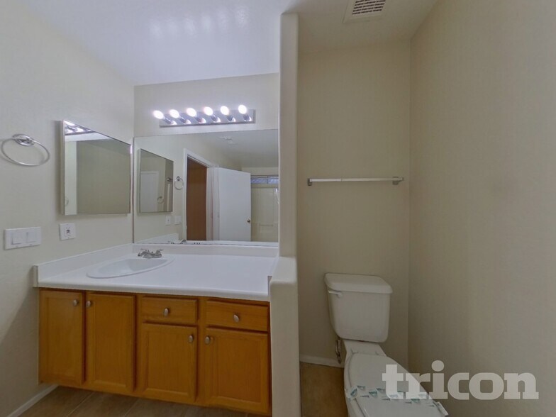 Building Photo - 1388 S Portland Ave