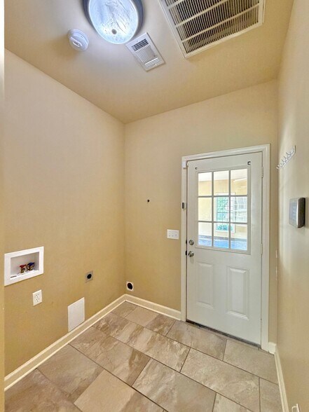 Building Photo - 185 Ora Ln