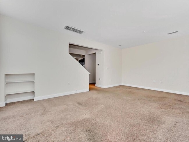 Building Photo - 147 Putnam Way