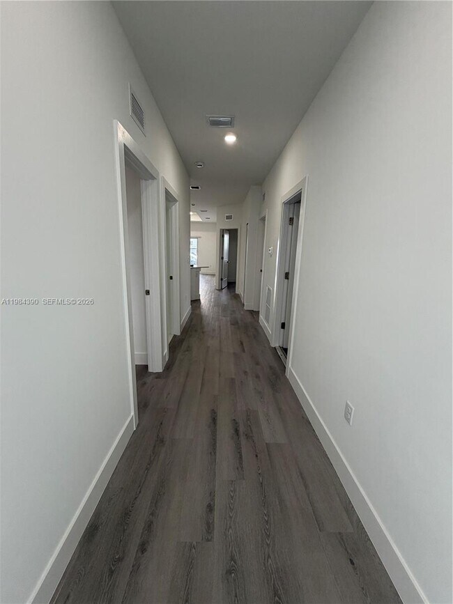 Building Photo - 723 Ivan Ave S