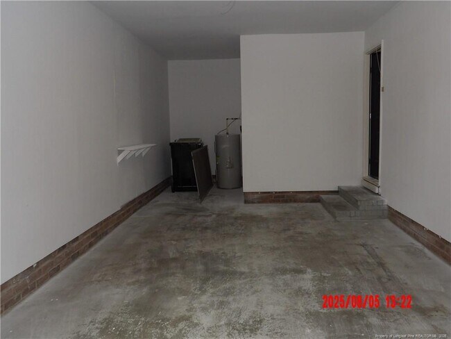 Building Photo - 1920 Aspen Cir