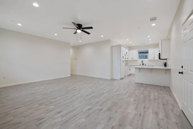 Building Photo - 601 E 10th St