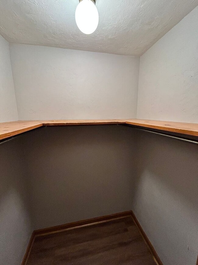 Building Photo - Gorgeous 2 Bedroom 1 1/2 Bathroom Duplex Located Off of North Monroe. Fresh Paint and New Flooring!