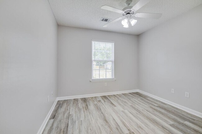 Building Photo - 114 Mustang Dr