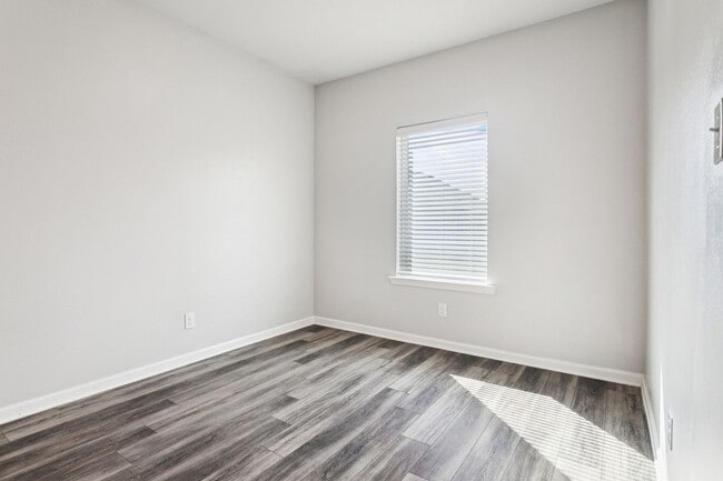 Building Photo - Move-In Special! 4-Bed, 2-Bath Home in Sli...