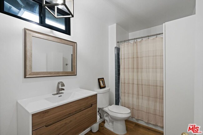 Building Photo - 6558 Lasaine Ave