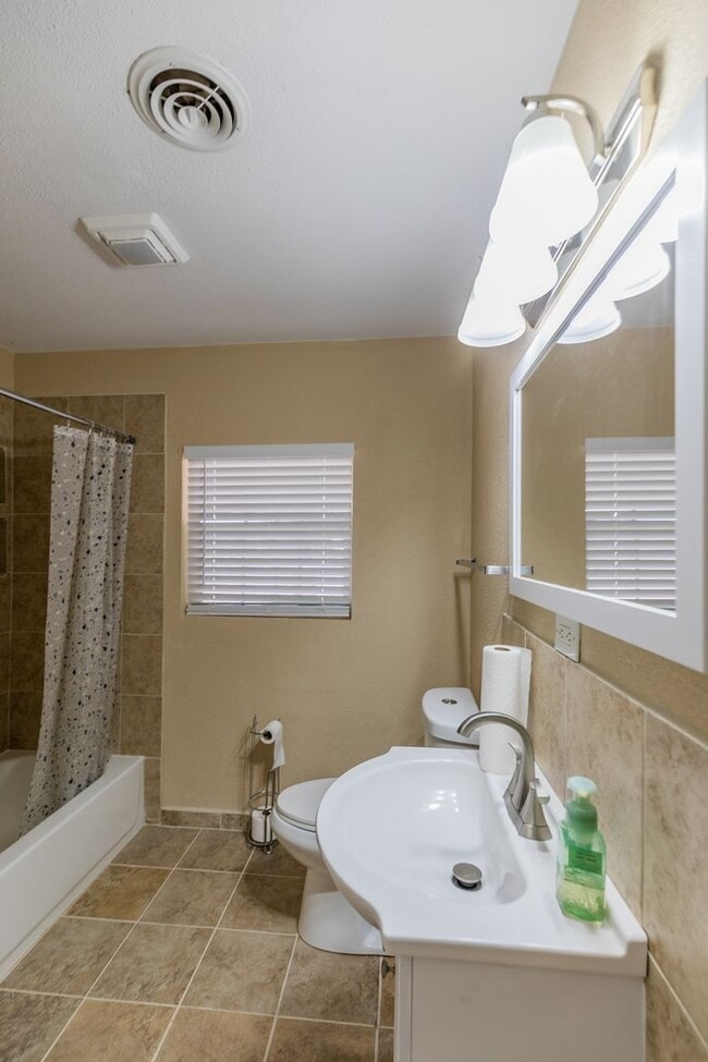 Building Photo - Cozy 3 Bed 2 Bath Home - Pets on Owner Approval!