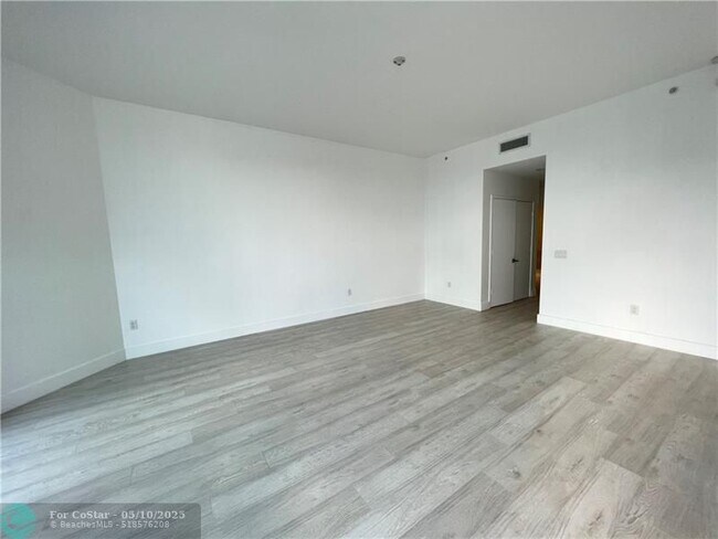 Building Photo - 17301 Biscayne Blvd