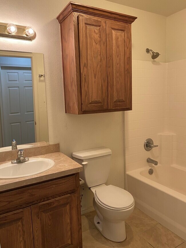 Building Photo - 3 bed 2 bath home, large backyard!