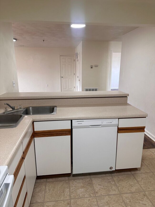 Building Photo - 4 Bedroom 2 Bath Apartment 2nd Floor