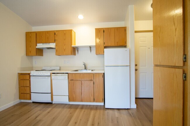 Building Photo - Top-Floor 1 Bdr w/ Private Balcony w/ FREE RENT Ready Now!