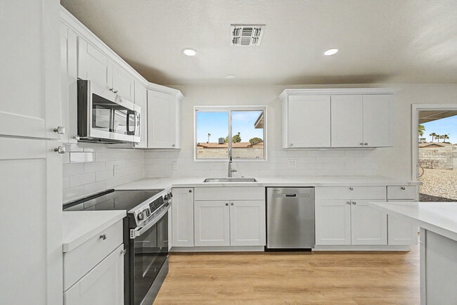 Building Photo - 3430 E Poinsettia Dr