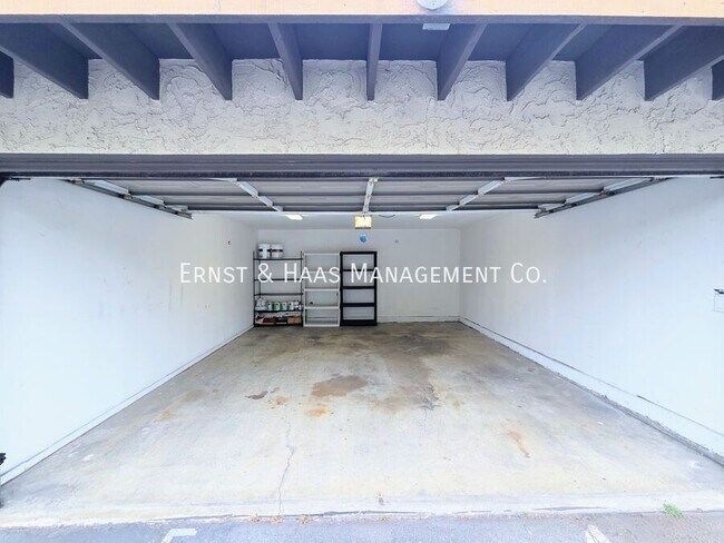 Building Photo - 3701 Country Club Dr