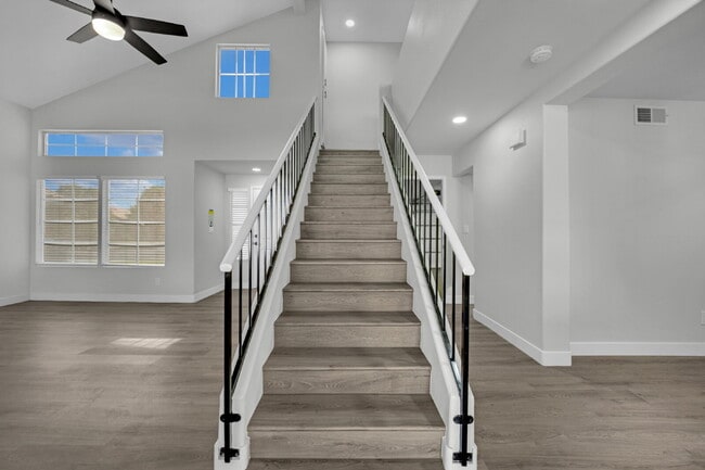 Building Photo - Step into this charming 3-bedroom, 3-bathroom home that has so much to offer!