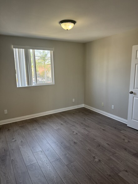 Building Photo - 430 1/2 W 59th Pl