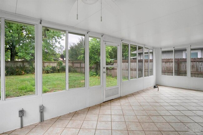 Building Photo - 1613 Governor's Dr