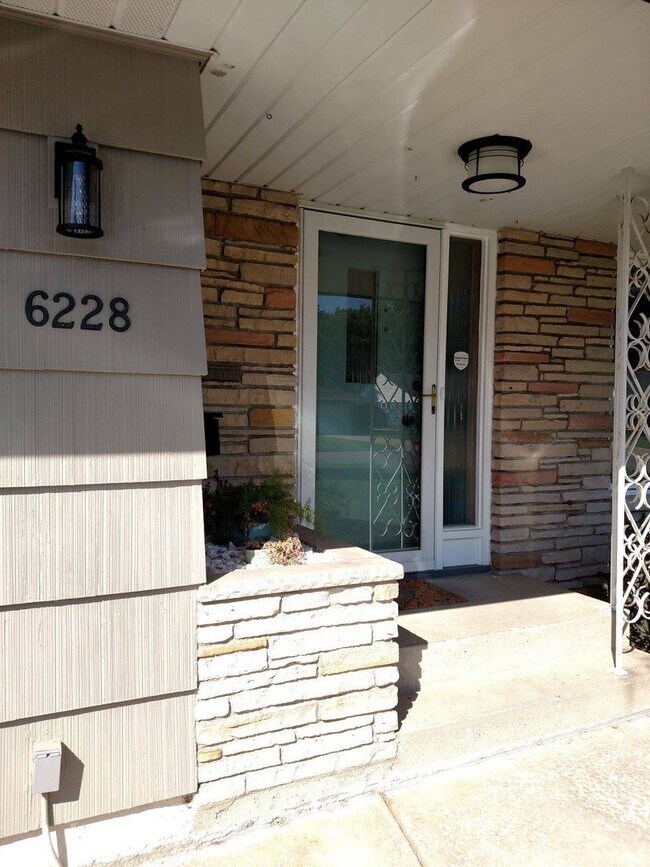 Building Photo - Charming & Spacious Home in the Heart of R...
